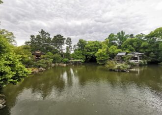 京都御苑　拾翠亭の庭を見る