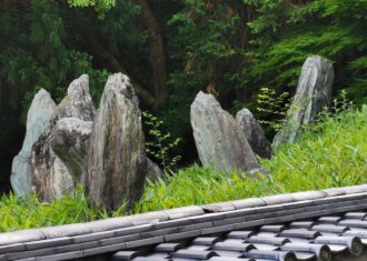 京都松尾大社の本殿と重森三玲の庭園