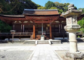 長弓寺本堂は生駒の丘を背にしてひっそりと佇む