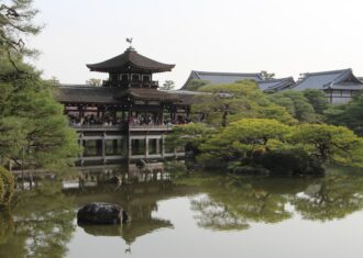 平安神宮神苑の心地よい水上の休憩所 　泰平閣